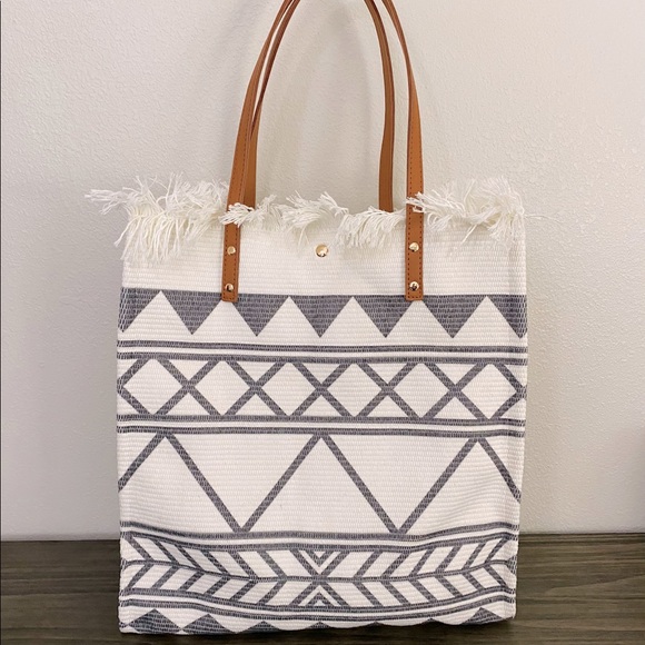 Handbags - 🆕LAST ONE!🛍 Large Boho Designed Knit Tote